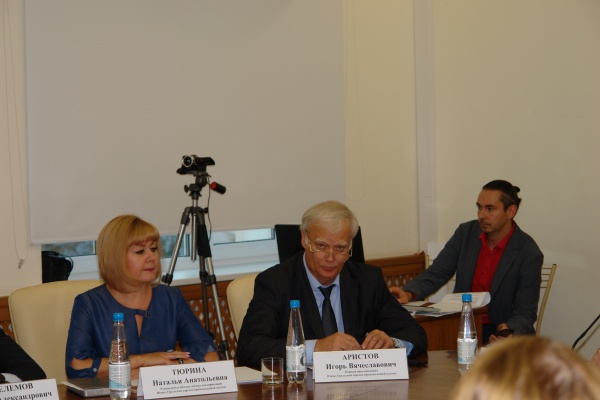 Заседание круглого стола.jpg