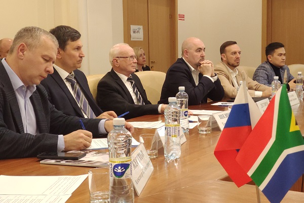 Представители регионального бизнеса. В центре - президент ЮУТПП Федор Дегтярев и замминистра экономического развития Челябинской области Дмитрий Глухарев.jpg Представители регионального бизнеса. В центре - президент ЮУТПП Федор Дегтярев и замминистра экономического развития Челябинской области Дмитрий Глухарев.jpg