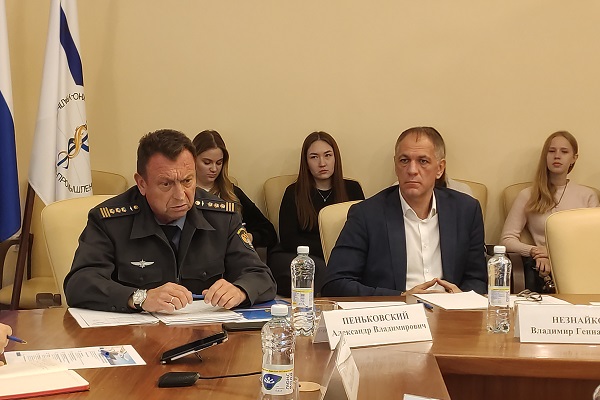 Спикеры семинара Александр Пеньковский и Владимир Незнайко.jpg Спикеры семинара Александр Пеньковский и Владимир Незнайко.jpg