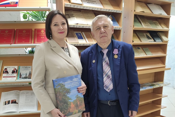 Вице-президент ЮУТПП Елена Дегтярева с автором книги Олегом Вепревым.jpg Вице-президент ЮУТПП Елена Дегтярева с автором книги Олегом Вепревым.jpg